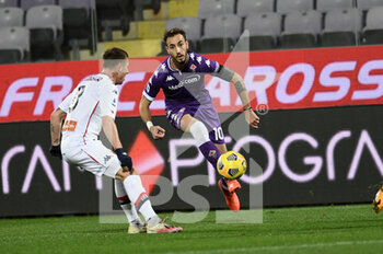 2020-12-07 - Gaetano Castrovilli (ACF Fiorentina) in azione contrastato da Lukas Leager (Genoa CFC) - FIORENTINA VS GENOA - ITALIAN SERIE A - SOCCER
