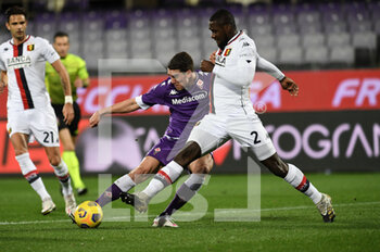 2020-12-07 - Dusan Vlahovic (ACF Fiorentina) in azione contrastato da Cristian Zapata (Genoa CFC) - FIORENTINA VS GENOA - ITALIAN SERIE A - SOCCER