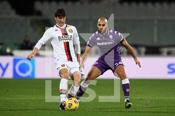 2020-12-07 - Eldor Shomurodov (Genoa CFC) in azione contrastato da Sofyan Amrabat (ACF Fiorentina) - FIORENTINA VS GENOA - ITALIAN SERIE A - SOCCER