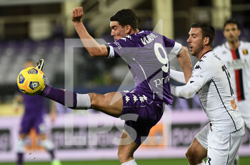 2020-12-07 - Dusan Vlahovic (ACF Fiorentina) in azione contrastato da Mattia Bani (Genoa CFC) - FIORENTINA VS GENOA - ITALIAN SERIE A - SOCCER