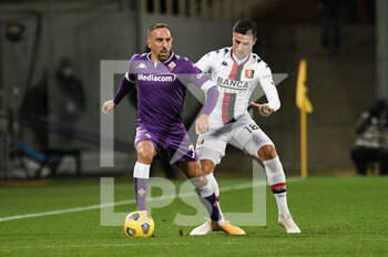 2020-12-07 - Franck Ribery (ACF Fiorentina) in azione contrastato da Paolo Ghiglione (Genoa CFC) - FIORENTINA VS GENOA - ITALIAN SERIE A - SOCCER