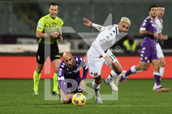 2020-12-07 - Valon Behrami (Genoa CFC) in azione contrastato da Borja Valero (ACF Fiorentina) - FIORENTINA VS GENOA - ITALIAN SERIE A - SOCCER