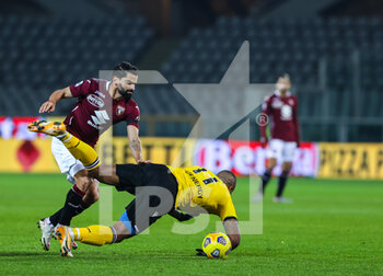 2020-12-12 - Walace of Udinese Calcio fights for the ball against Tomas Rincon of Torino FC during the Serie A 2020/21 football match between Torino FC vs Udinese Calcio at the Stadio Olimpico Grande Torino, Turin, Italy on December 12, 2020 - Photo FCI / Fabrizio Carabelli - TORINO VS UDINESE - ITALIAN SERIE A - SOCCER
