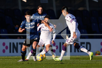 2020-12-13 - Ruslan Malinovskyi (Atalanta) dribbling su Giacomo Bonaventura (ACF Fiorentina) e Erik Pulgar (ACF Fiorentina) - ATALANTA VS FIORENTINA - ITALIAN SERIE A - SOCCER