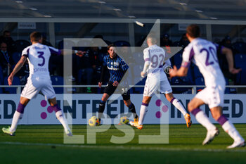 2020-12-13 - Hans Hateboer (Atalanta) circondato da giocatori della ACF Fiorentina - ATALANTA VS FIORENTINA - ITALIAN SERIE A - SOCCER