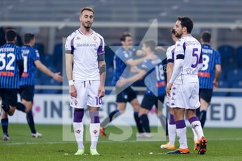 2020-12-13 - I giocatori della ACF Fiorentina delusi mentre quelli dell’Atalanta festeggiano il gol del raddoppio - ATALANTA VS FIORENTINA - ITALIAN SERIE A - SOCCER