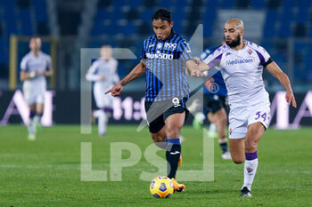 2020-12-13 - Luis Muriel (Atalanta) e Sofyan Amrabat (ACF Fiorentina) contrasto - ATALANTA VS FIORENTINA - ITALIAN SERIE A - SOCCER