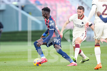 2020-12-13 - Musa Barrow (Bologna) in action against Bryan Cristante (AS Roma) -  BOLOGNA FC VS AS ROMA - ITALIAN SERIE A - SOCCER