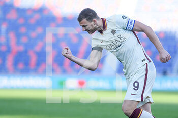 2020-12-13 - Edin Dzeko (AS Roma) celebrates after scoring a goal -  BOLOGNA FC VS AS ROMA - ITALIAN SERIE A - SOCCER