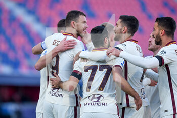 2020-12-13 - Edin Dzeko (AS Roma) celebrates after scoring a goal with team mates -  BOLOGNA FC VS AS ROMA - ITALIAN SERIE A - SOCCER