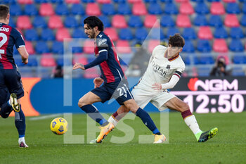 2020-12-13 - Roberto Soriano (Bologna) in action against Gonzalo Villar (AS Roma) -  BOLOGNA FC VS AS ROMA - ITALIAN SERIE A - SOCCER