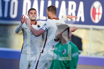 2020-12-13 - Lorenzo Pellegrini (AS Roma) celebrates after scoring a goal with team mate Edin Dzeko (AS Roma) -  BOLOGNA FC VS AS ROMA - ITALIAN SERIE A - SOCCER