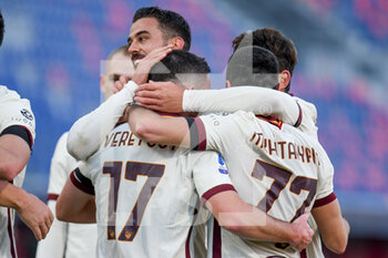 2020-12-13 - Jordan Veretout (AS Roma) celebrates after scoring a goal with team mates -  BOLOGNA FC VS AS ROMA - ITALIAN SERIE A - SOCCER