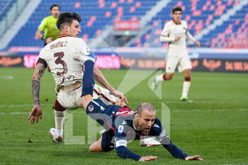 2020-12-13 - Roger Ibañez da Silva (AS Roma) foul on Rodrigo Palacio (Bologna) -  BOLOGNA FC VS AS ROMA - ITALIAN SERIE A - SOCCER