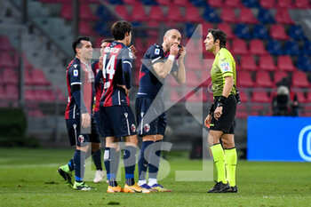 2020-12-13 - Bologna FC protests for the red card with the referee of the match Gianpaolo Calvarese -  BOLOGNA FC VS AS ROMA - ITALIAN SERIE A - SOCCER