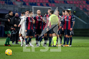 2020-12-13 - Bologna FC protests for the red card with the referee of the match Gianpaolo Calvarese -  BOLOGNA FC VS AS ROMA - ITALIAN SERIE A - SOCCER
