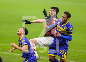2020-12-13 - Alessio Romagnoli of AC Milan fights for the ball against Bruno Alves of Parma Calcio during the Serie A 2020/21 football match between AC Milan vs Parma Calcio at the San Siro Stadium, Milan, Italy on December 13, 2020 - Photo FCI / Fabrizio Carabelli - AC MILAN VS PARMA CALCIO 1913 - ITALIAN SERIE A - SOCCER
