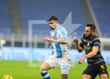 2020-12-16 - Andrea Petagna of SSC Napoli fights for the ball against Stefan de Vrij of FC Internazionale during the Serie A 2020/21 football match between FC Internazionale vs SSC Napoli at the San Siro Stadium, Milan, Italy on December 16, 2020 - Photo FCI / Fabrizio Carabelli - INTER VS NAPOLI - ITALIAN SERIE A - SOCCER