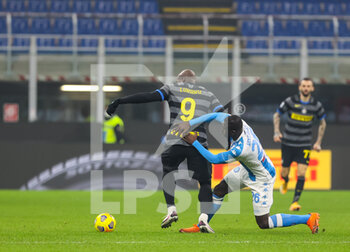 2020-12-16 - Romelu Lukaku of FC Internazionale fights for the ball against Kalidou Koulibaly of SSC Napoli during the Serie A 2020/21 football match between FC Internazionale vs SSC Napoli at the San Siro Stadium, Milan, Italy on December 16, 2020 - Photo FCI / Fabrizio Carabelli - INTER VS NAPOLI - ITALIAN SERIE A - SOCCER