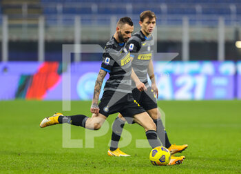 2020-12-16 - Marcelo Brozovic of FC Internazionale during the Serie A 2020/21 football match between FC Internazionale vs SSC Napoli at the San Siro Stadium, Milan, Italy on December 16, 2020 - Photo FCI / Fabrizio Carabelli - INTER VS NAPOLI - ITALIAN SERIE A - SOCCER