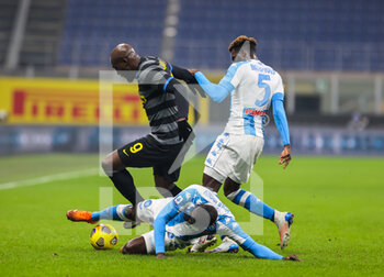 2020-12-16 - Romelu Lukaku of FC Internazionale fights for the ball against Kalidou Koulibaly of SSC Napoli and Tiemoue Bakayoko SSC Napioli during the Serie A 2020/21 football match between FC Internazionale vs SSC Napoli at the San Siro Stadium, Milan, Italy on December 16, 2020 - Photo FCI / Fabrizio Carabelli - INTER VS NAPOLI - ITALIAN SERIE A - SOCCER