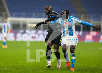 2020-12-16 - Romelu Lukaku of FC Internazionale fights for the ball against Kalidou Koulibaly of SSC Napoli during the Serie A 2020/21 football match between FC Internazionale vs SSC Napoli at the San Siro Stadium, Milan, Italy on December 16, 2020 - Photo FCI / Fabrizio Carabelli - INTER VS NAPOLI - ITALIAN SERIE A - SOCCER