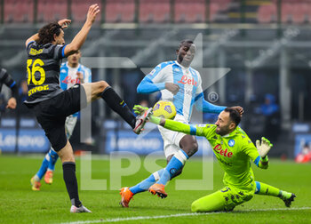 2020-12-16 - Matteo Darmian of FC Internazionale penalty action during the Serie A 2020/21 football match between FC Internazionale vs SSC Napoli at the San Siro Stadium, Milan, Italy on December 16, 2020 - Photo FCI / Fabrizio Carabelli - INTER VS NAPOLI - ITALIAN SERIE A - SOCCER