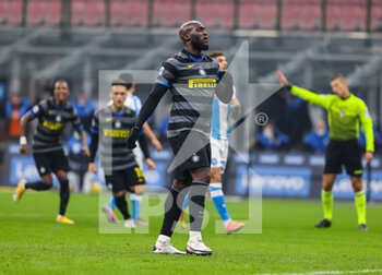2020-12-16 - Romelu Lukaku of FC Internazionale scores penalty during the Serie A 2020/21 football match between FC Internazionale vs SSC Napoli at the San Siro Stadium, Milan, Italy on December 16, 2020 - Photo FCI / Fabrizio Carabelli - INTER VS NAPOLI - ITALIAN SERIE A - SOCCER