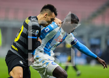2020-12-16 - Lautaro Martínez of FC Internazionale fights for the ball against Kalidou Koulibaly of SSC Napoli during the Serie A 2020/21 football match between FC Internazionale vs SSC Napoli at the San Siro Stadium, Milan, Italy on December 16, 2020 - Photo FCI / Fabrizio Carabelli - INTER VS NAPOLI - ITALIAN SERIE A - SOCCER
