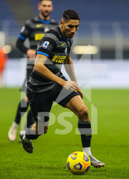 2020-12-16 - Achraf Hakimi of FC Internazionale during the Serie A 2020/21 football match between FC Internazionale vs SSC Napoli at the San Siro Stadium, Milan, Italy on December 16, 2020 - Photo FCI / Fabrizio Carabelli - INTER VS NAPOLI - ITALIAN SERIE A - SOCCER