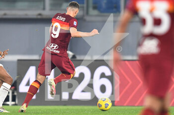 2020-12-17 - ROME, ITALY - December 17 : Edin Dzeko (9) of AS Roma shoots a penalty kick during Italian Serie A soccer match between AS Roma and Torino FC at Stadio Olimpico on December 17,2020 in Rome Italy - ROMA VS TORINO - ITALIAN SERIE A - SOCCER