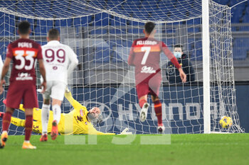 2020-12-17 - ROME, ITALY - December 17 : Edin Dzeko (9) of AS Roma shoots a penalty kick during Italian Serie A soccer match between AS Roma and Torino FC at Stadio Olimpico on December 17,2020 in Rome Italy - ROMA VS TORINO - ITALIAN SERIE A - SOCCER