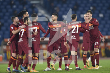 2020-12-17 -  ROME, ITALY - December 17 : Lorenzo Pellegrini (7 ) of AS Roma celebrates with his team mates after scoring a goal during Italian Serie A soccer match between AS Roma and Torino FC at Stadio Olimpico on December 17,2020 in Rome Italy - ROMA VS TORINO - ITALIAN SERIE A - SOCCER