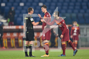 2020-12-17 - ROME, ITALY - December 17 : The Referee Roberto Abisso greets playes as Roma at during Italian Serie A soccer match at between AS Roma and Torino FC Stadio Olimpico on December 17,2020 in Rome Italy  - ROMA VS TORINO - ITALIAN SERIE A - SOCCER