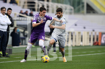 2020-12-19 - Dusan Vlahovic (ACF Fiorentina) in azione contrastato da Migueal Veloso (Hellas Verona) - FIORENTINA VS HELLAS VERONA - ITALIAN SERIE A - SOCCER