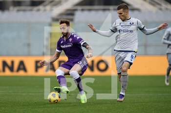 2020-12-19 - Gaetano Castrovilli (ACF Fiorentina) in azione contrastato da Darko Lazovic (Hellas Verona) - FIORENTINA VS HELLAS VERONA - ITALIAN SERIE A - SOCCER
