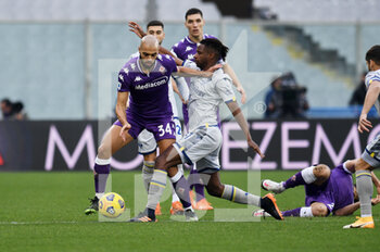 2020-12-19 - Sofyan Amrabat (ACF Fiorentina) in azione contrastato da Adrien Tameze (Hellas Verona) - FIORENTINA VS HELLAS VERONA - ITALIAN SERIE A - SOCCER
