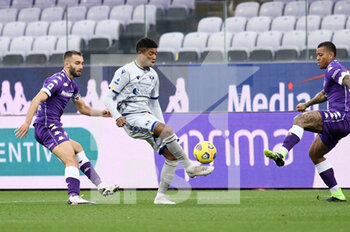 2020-12-19 - Eddie Salcedo (Hellas Verona) in azione contrastato da German Pezzella (ACF Fiorentina) - FIORENTINA VS HELLAS VERONA - ITALIAN SERIE A - SOCCER