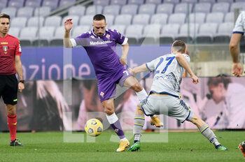 2020-12-19 - Franck Ribery (ACF Fiorentina) in azione contrastato da Dawidowicz (Hellas Verona) - FIORENTINA VS HELLAS VERONA - ITALIAN SERIE A - SOCCER
