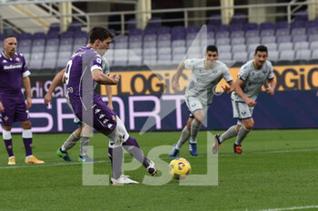 2020-12-19 - Dusan Vlahovic (ACF Fiorentina) segna il gol del pareggio su calcio di rigore - FIORENTINA VS HELLAS VERONA - ITALIAN SERIE A - SOCCER