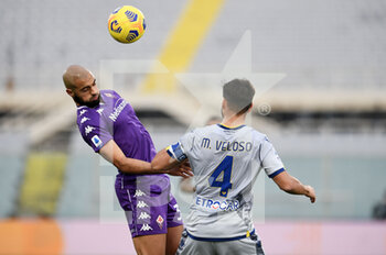 2020-12-19 - Sofyan Amrabat (ACF Fiorentina) in azione contrastato da Miguel Veloso (Hellas Verona) - FIORENTINA VS HELLAS VERONA - ITALIAN SERIE A - SOCCER