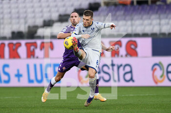 2020-12-19 - Darko Lazovic (Hellas Verona) in azione contrastato da Franck Ribery (ACF Fiorentina) - FIORENTINA VS HELLAS VERONA - ITALIAN SERIE A - SOCCER