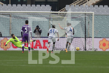 2020-12-19 - Miguel Veloso (Hellas Verona) scores a goal of 1-0 (penalty) during the Serie A soccer match between AFC Fiorentina - Hellas Verona, Stadio Artemio Franchi on December 19, 2020 in Florence Italy - FIORENTINA VS HELLAS VERONA - ITALIAN SERIE A - SOCCER