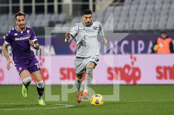 2020-12-19 - Mattia Zaccagni (Hellas Verona) in azione contrastato da Gaetano Castrovilli (ACF Fiorentina) - FIORENTINA VS HELLAS VERONA - ITALIAN SERIE A - SOCCER