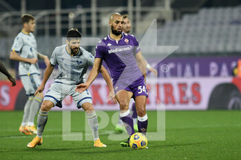 2020-12-19 - Sofyan Amrabat (ACF Fiorentina) in azione contrastato da Miguel veloso (Hellas Verona) - FIORENTINA VS HELLAS VERONA - ITALIAN SERIE A - SOCCER