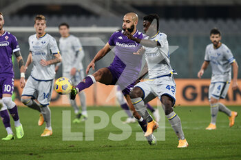 2020-12-19 - Sofyan Amrabat (ACF Fiorentina) in azione contrastato da Philip Yeboah (Hellas Verona) - FIORENTINA VS HELLAS VERONA - ITALIAN SERIE A - SOCCER