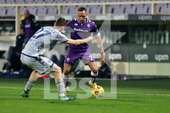 2020-12-19 - Franck Ribery (ACF Fiorentina) Pawel Dawidowicz (Hellas Verona) during the Serie A soccer match between AFC Fiorentina - Hellas Verona, Stadio Artemio Franchi on December 19, 2020 in Florence Italy - FIORENTINA VS HELLAS VERONA - ITALIAN SERIE A - SOCCER