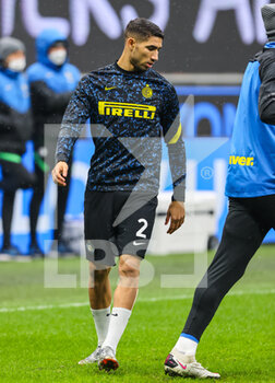 2020-12-20 - Achraf Hakimi of FC Internazionale warms up during the Serie A 2020/21 football match between FC Internazionale vs Spezia Calcio at the San Siro Stadium, Milan, Italy on December 20, 2020 - Photo FCI / Fabrizio Carabelli - INTER VS SPEZIA - ITALIAN SERIE A - SOCCER
