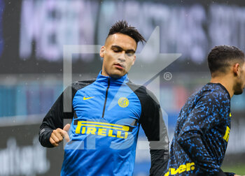 2020-12-20 - Lautaro Martínez of FC Internazionale warms up during the Serie A 2020/21 football match between FC Internazionale vs Spezia Calcio at the San Siro Stadium, Milan, Italy on December 20, 2020 - Photo FCI / Fabrizio Carabelli - INTER VS SPEZIA - ITALIAN SERIE A - SOCCER