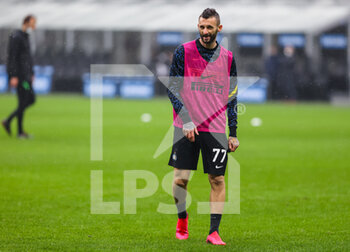 2020-12-20 - Marcelo Brozovic of FC Internazionale warms up during the Serie A 2020/21 football match between FC Internazionale vs Spezia Calcio at the San Siro Stadium, Milan, Italy on December 20, 2020 - Photo FCI / Fabrizio Carabelli - INTER VS SPEZIA - ITALIAN SERIE A - SOCCER